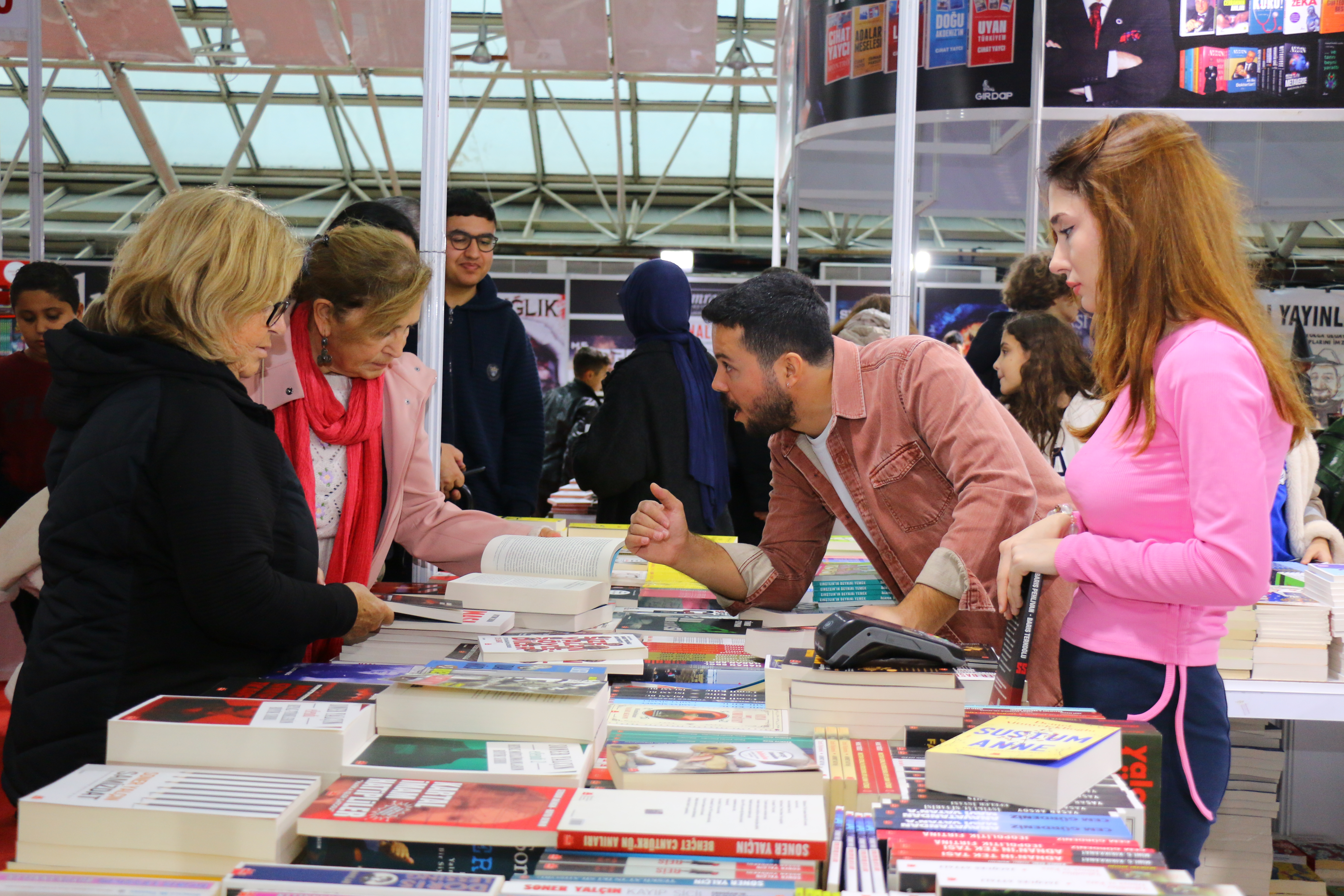 Başkan Böcek kitabını imzalıyor (23)