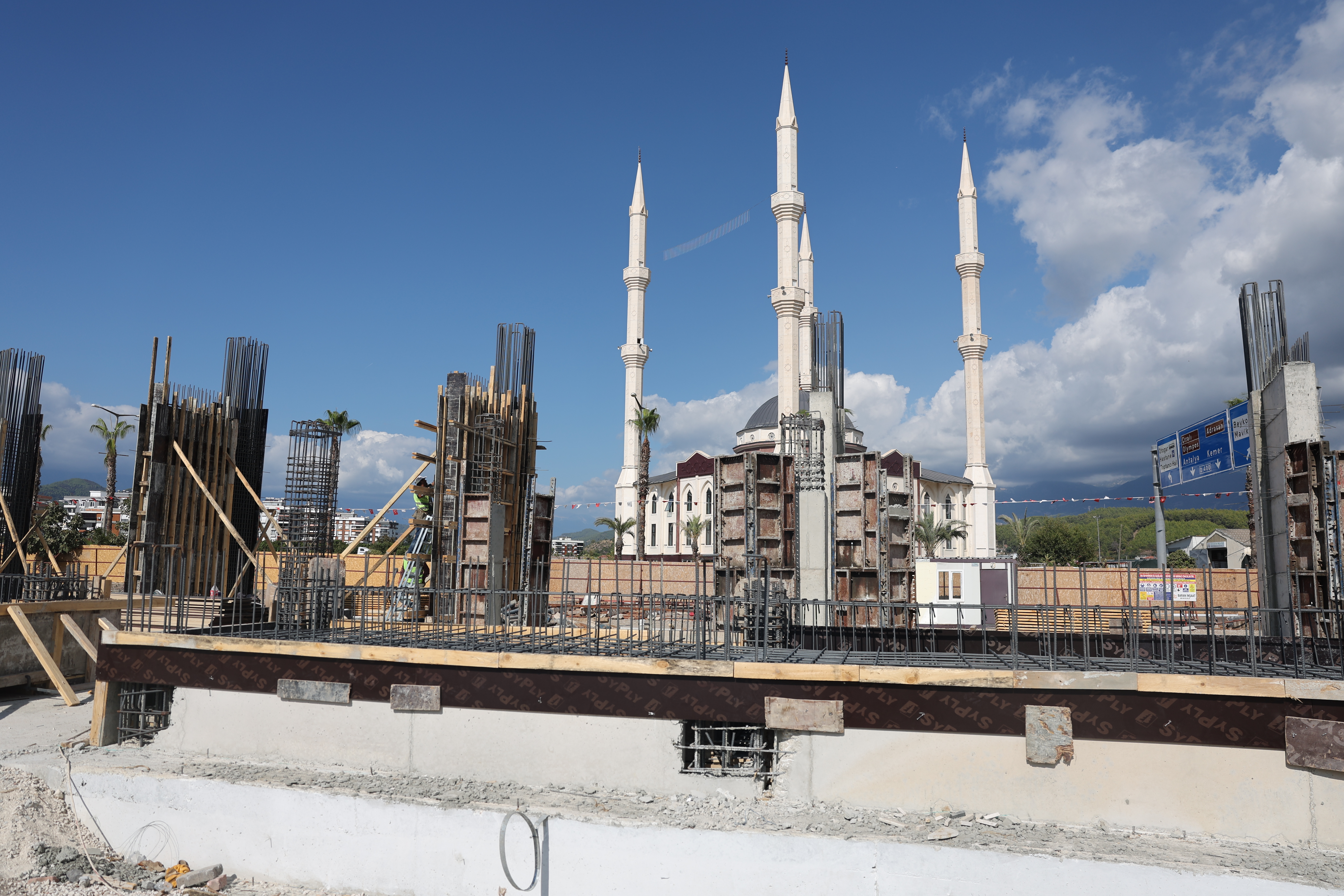 Kumluca Atatürk Stadyumunda çalışmalar hızla sürüyor (3)