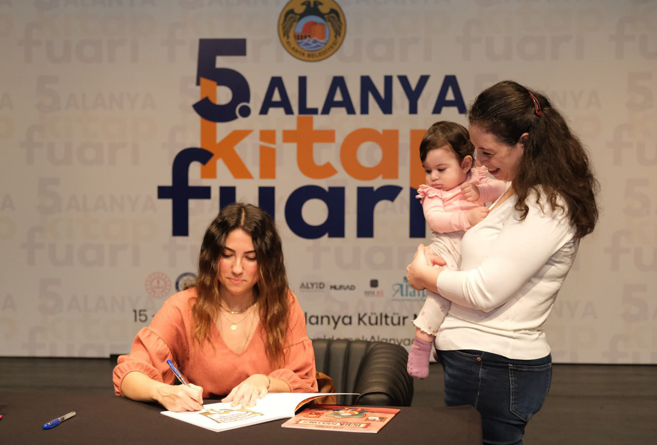 5.-alanya-kitap-fuari-devam-ediyor_1199_dhaphoto5