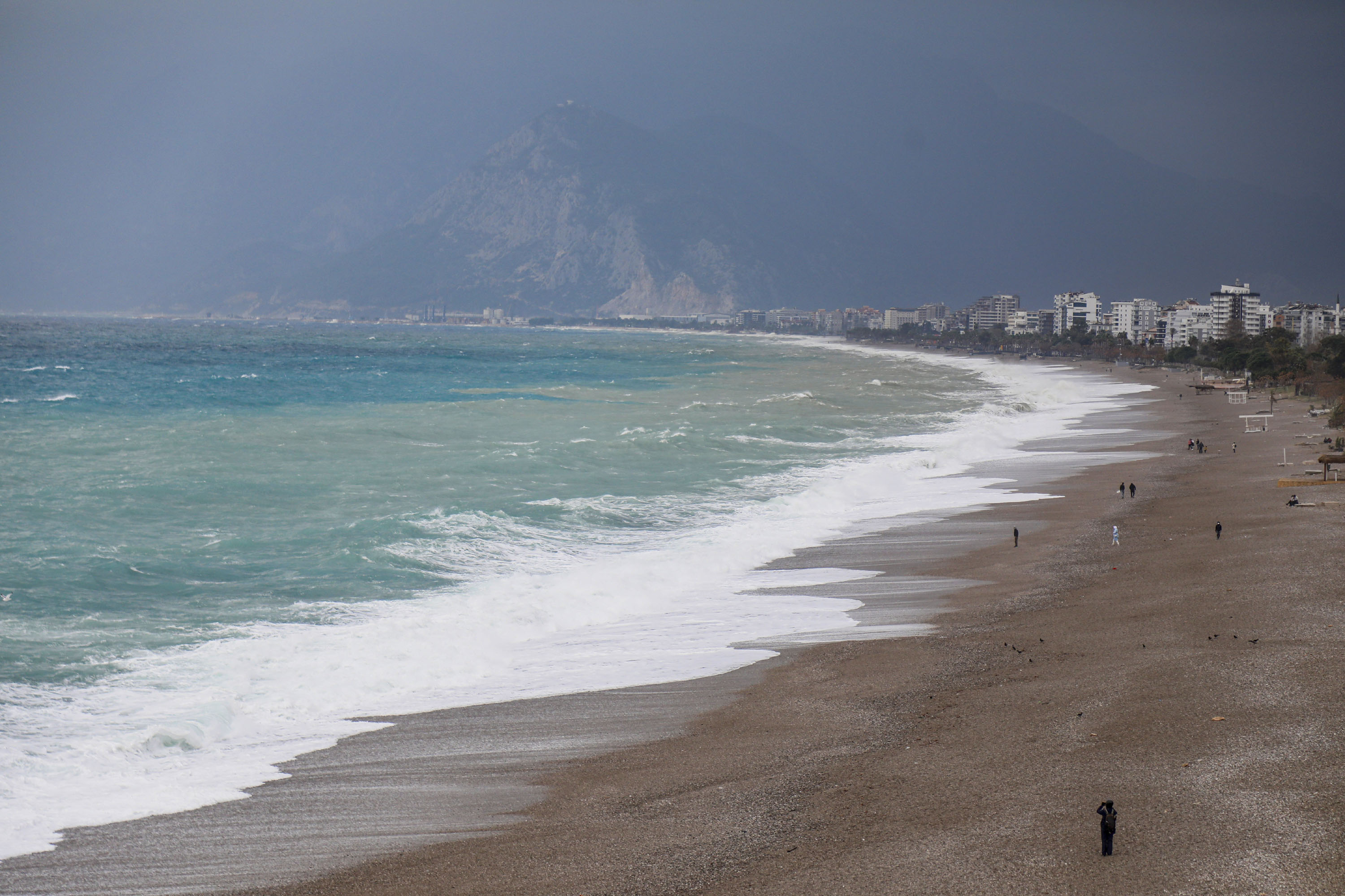 antalyada-firtina-ucak-seferleri-iptal-_8459_dhaphoto4