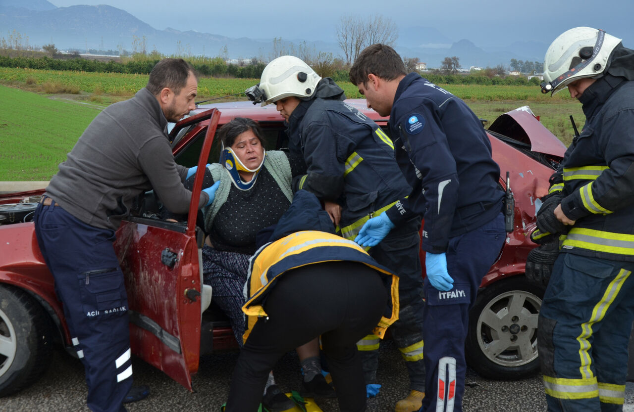 arizalanan-otomobile-kamyonet-carpti-2-yarali_2312_dhaphoto1