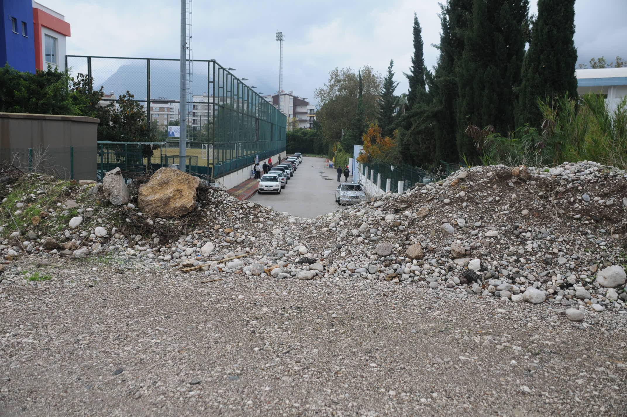 Kapatılan yollardan biri