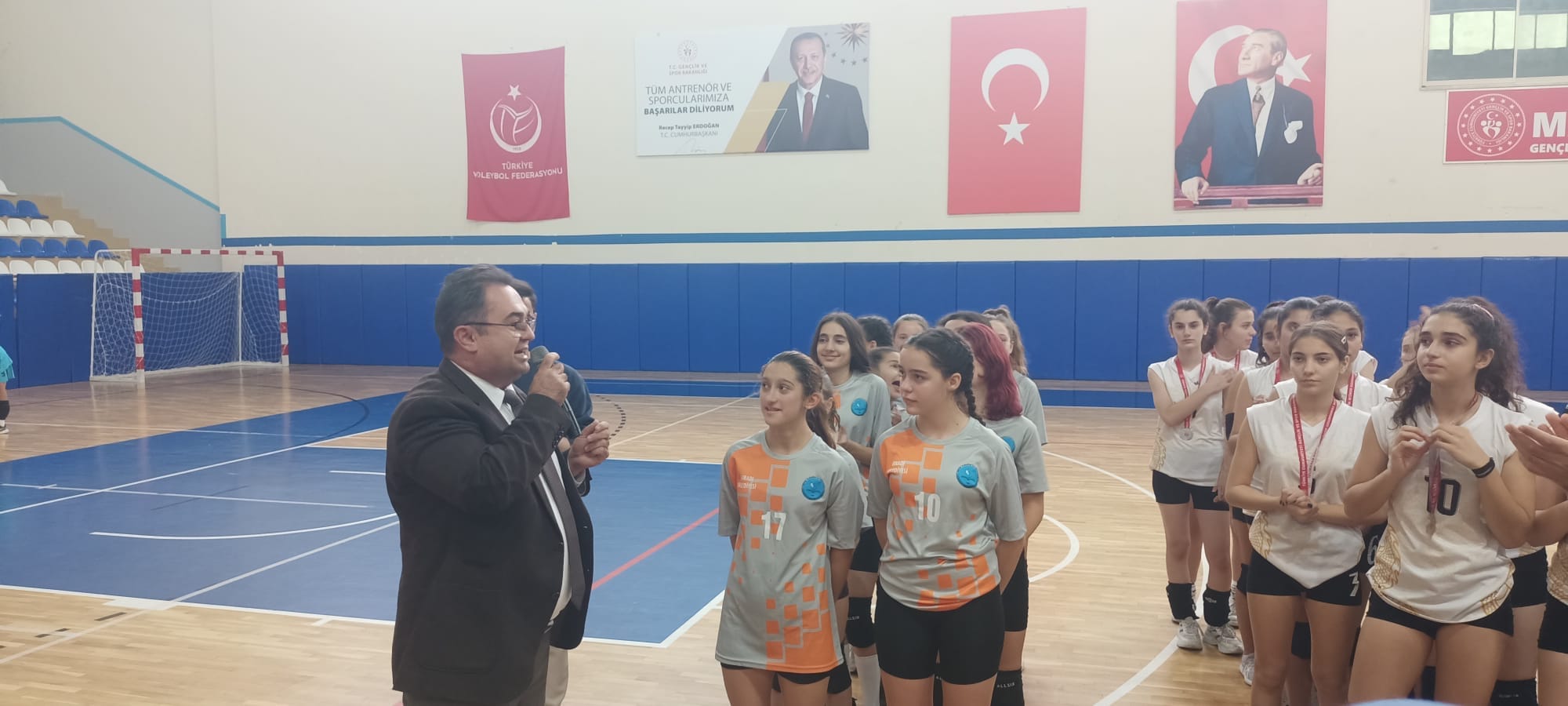 İbradı Nefise Yillmazipek Ortaokulu Kızlar  Voleybol Takımı Şampiyon Oldu3