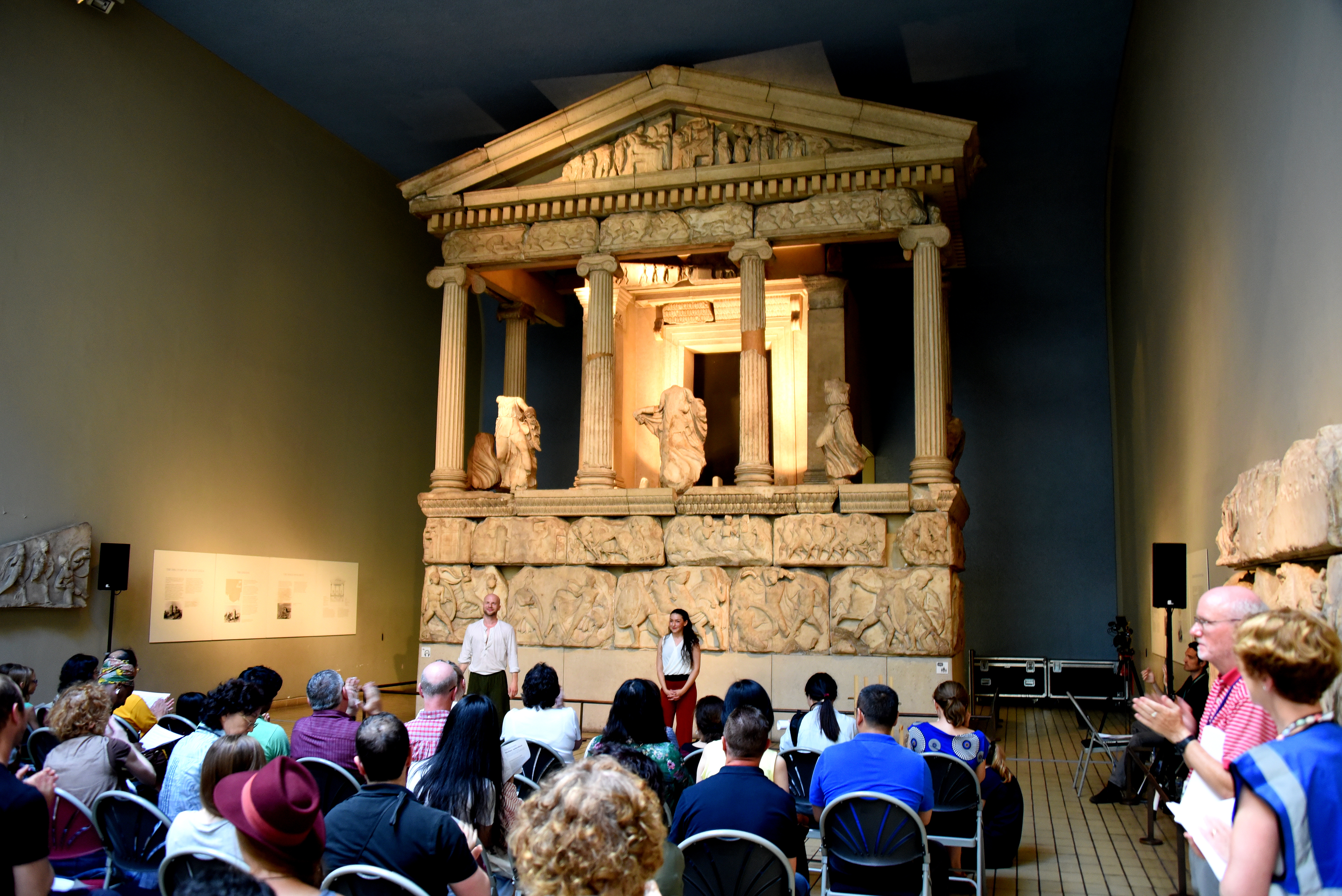 NMT_Automatic_performing_a_play_in_front_of_the_Nereid_Monument