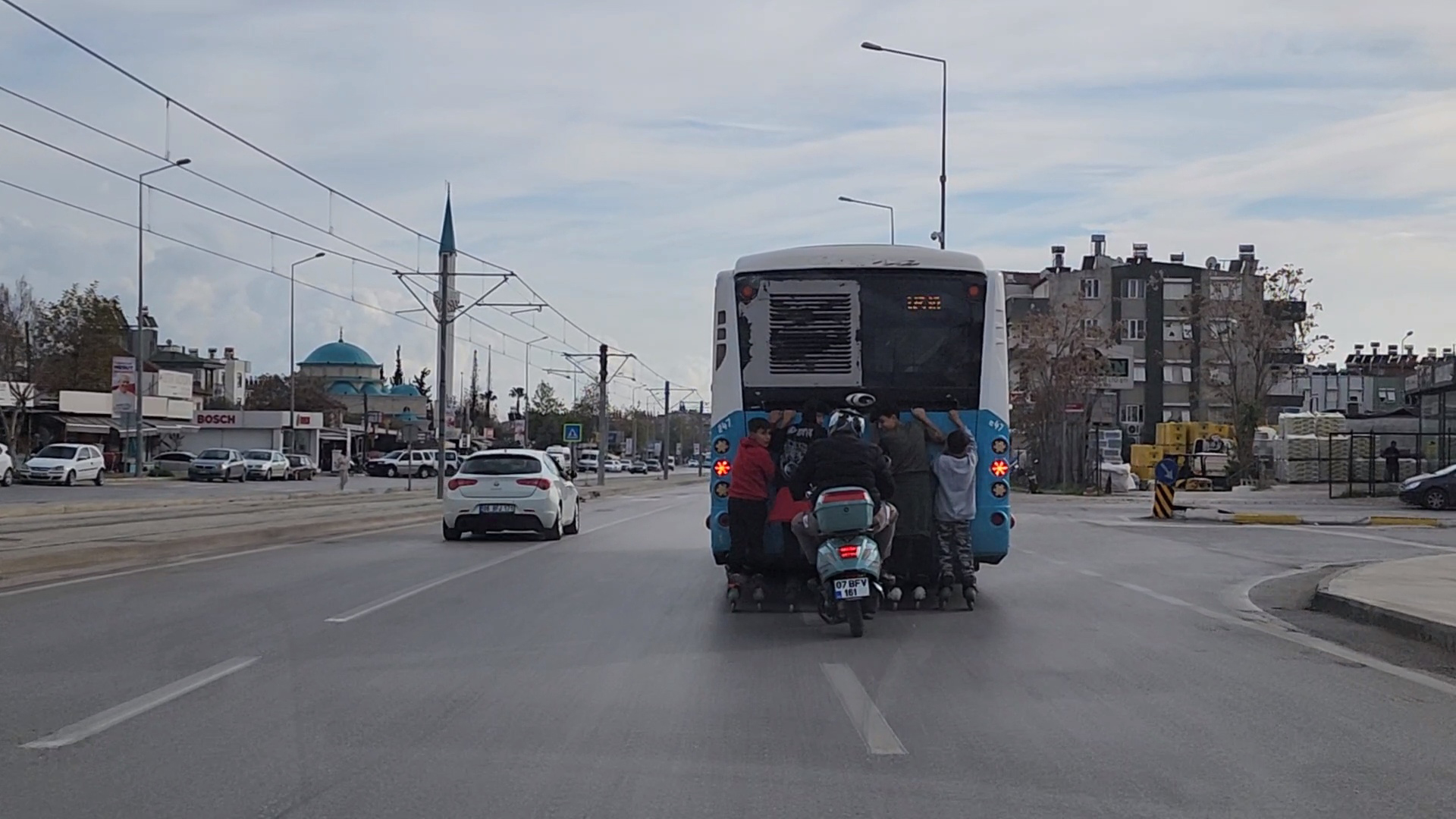 Otobuse Tutunan Patenli Cocuklara Tekmeli Uyari 5166 Dhaphoto1