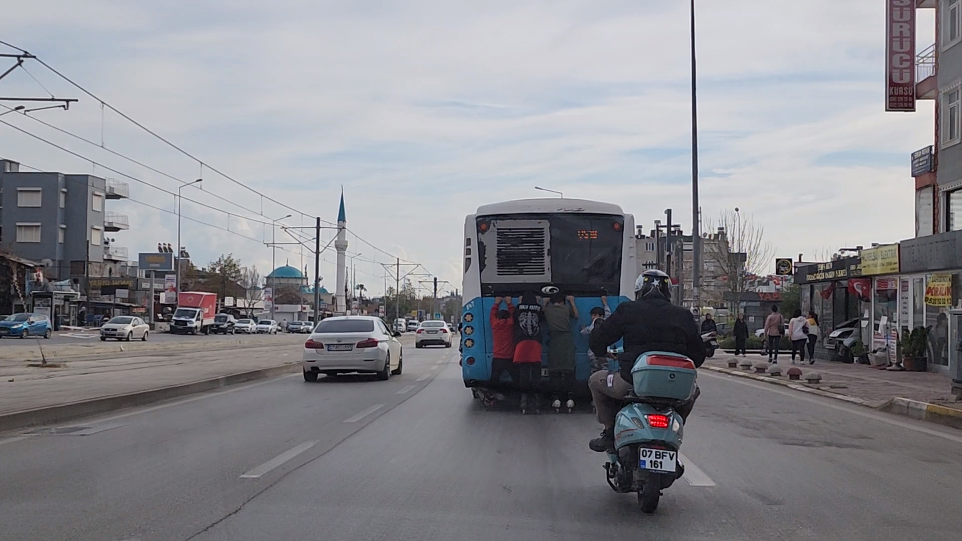 Otobuse Tutunan Patenli Cocuklara Tekmeli Uyari 5166 Dhaphoto3