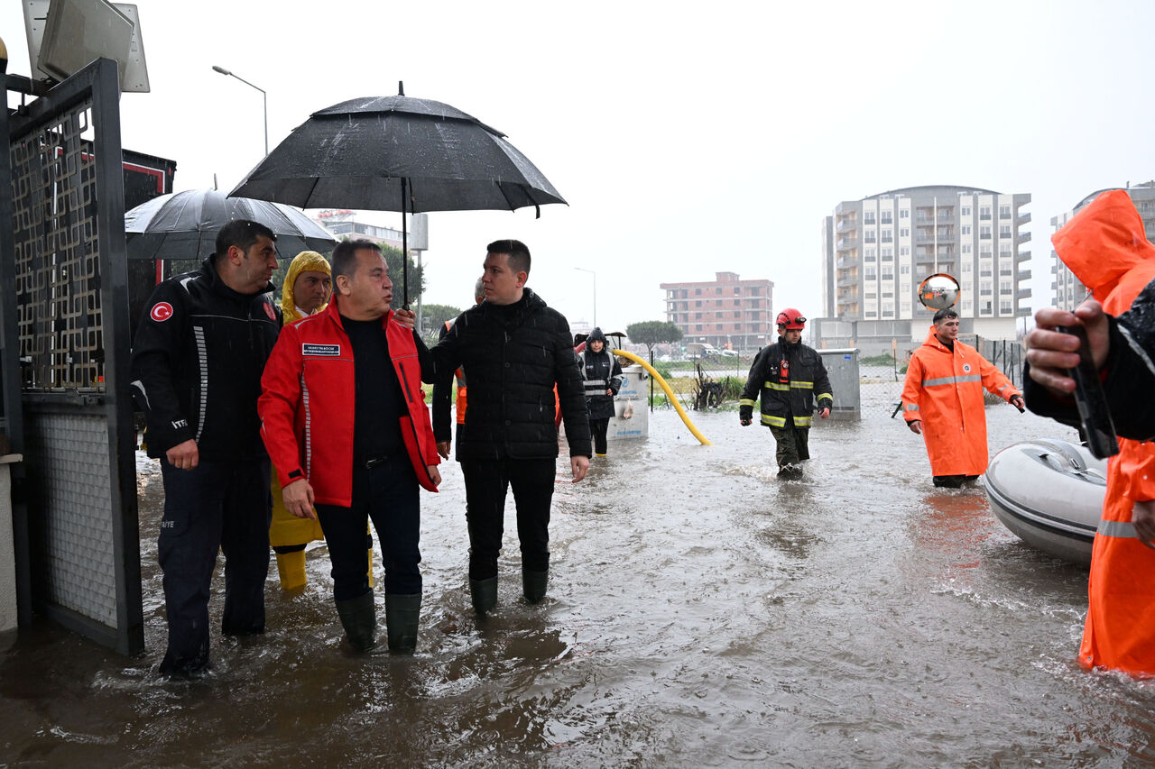 Antalyayi Saganak Vurdu 5 Ilcede Okullar Tatil 7 4871 Dhaphoto2