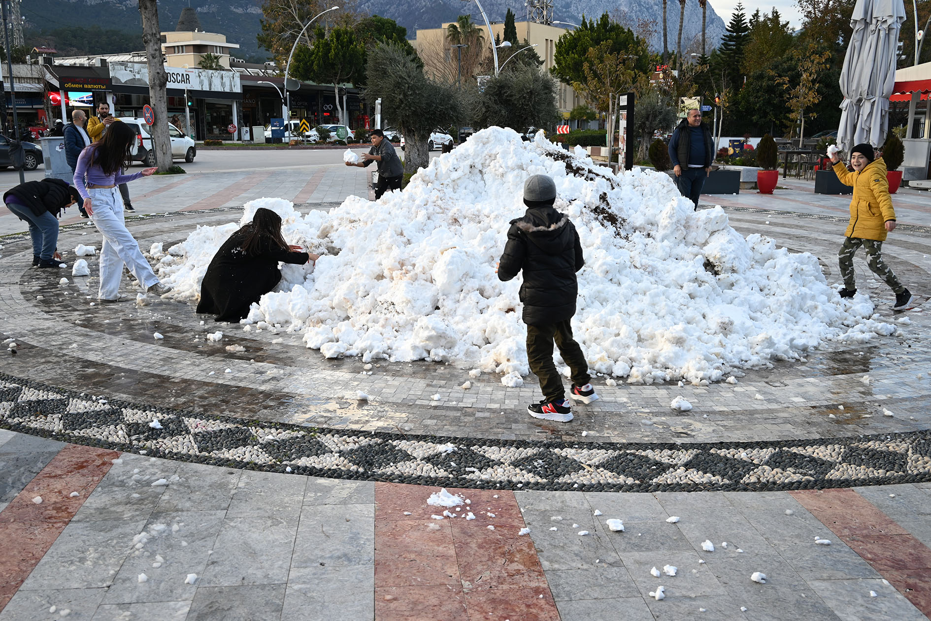 Cocuklar Ve Ailelerinin Kar Sevinci 4266 Dhaphoto2