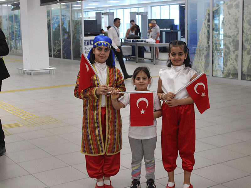 Çocuklara Türk bayrağı dağıtıldı