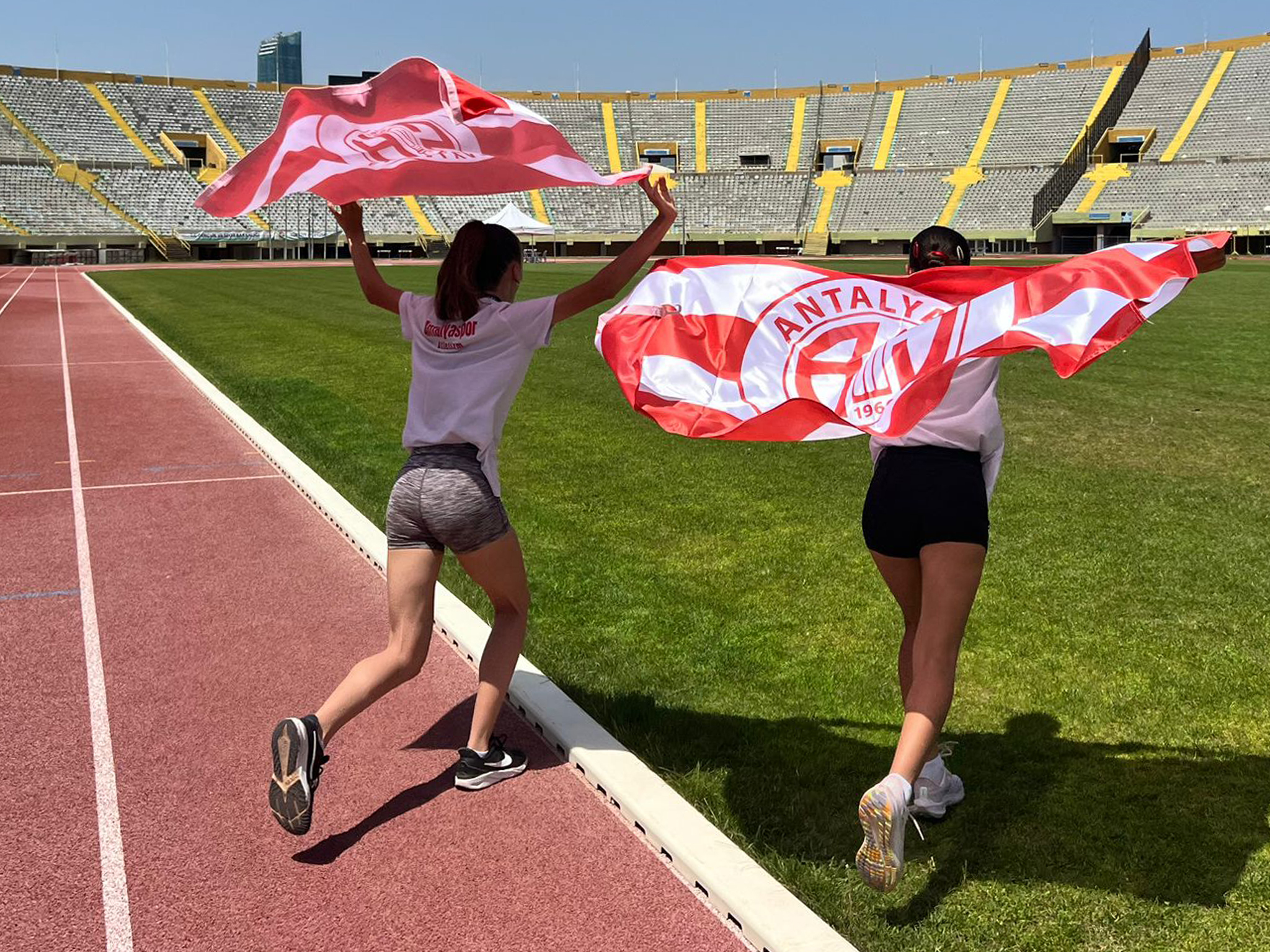 3 Antalyaspor Atletizm U18 Kadın Takımı (Bayrak Sevinç)