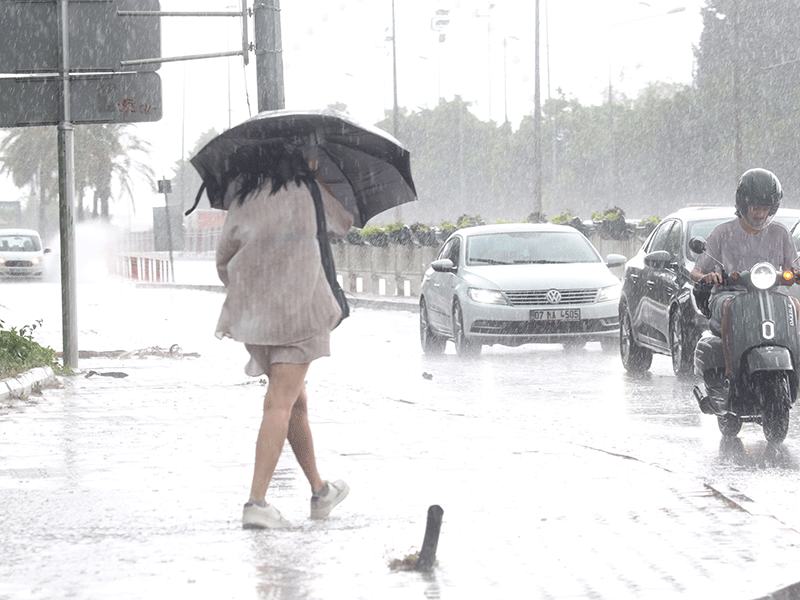 Antalya'da yağmur ve fırtına kısa süreli etkili oldu