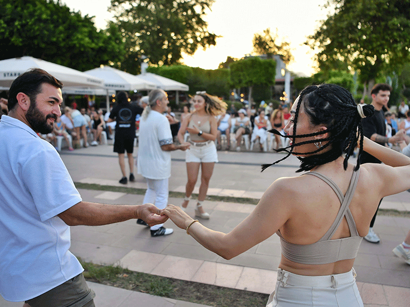 Konyaaltı'da Gün Batımı Dansları