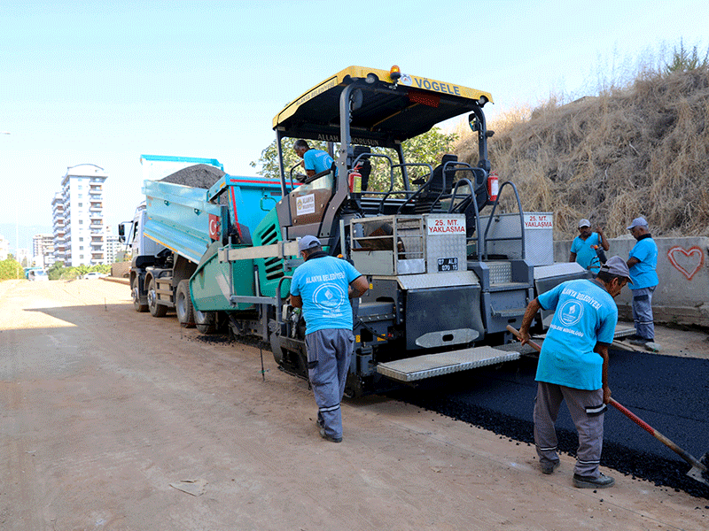 Mahmutlar'da sıcak asfalt çalışması