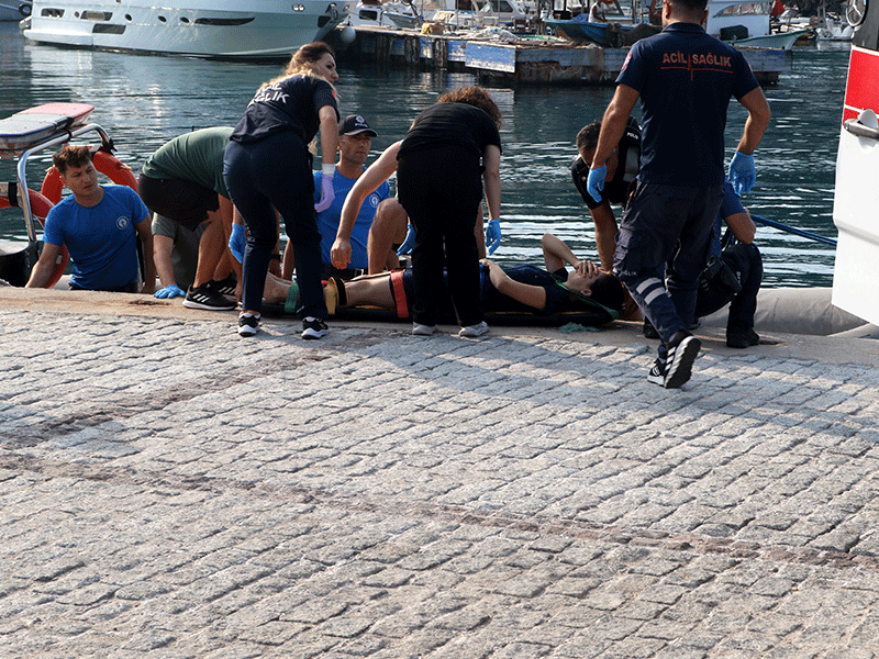 Kayalıklara düşen kadını deniz polisi kurtardı