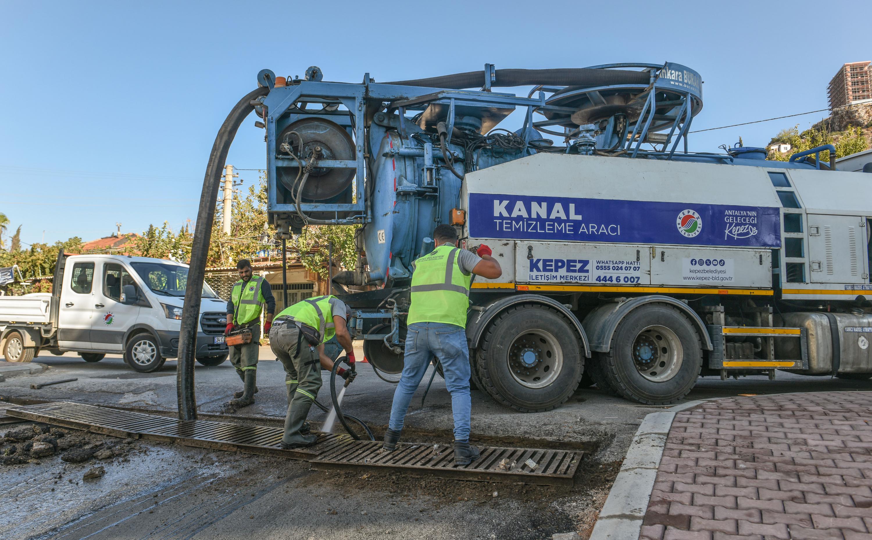 Kepezde Vakumlu Ekskavatorle Mazgal Temizligi 4