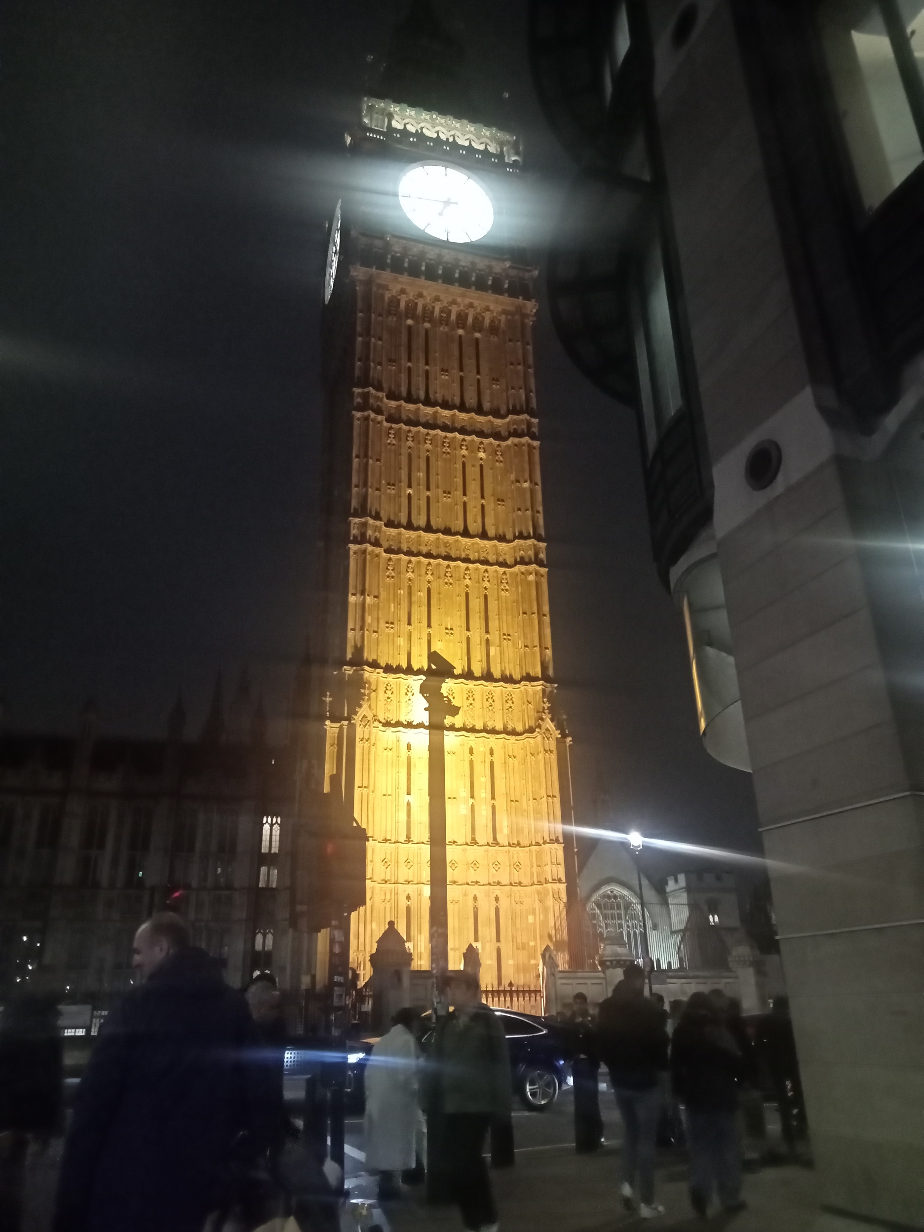 Londra Big Ben, Diğer Adıyla Elizabeth Saat Kulesi Birleşik Kralık'ta Demokrasinin En Önemli Sembolü Olarak Kabul Ediliyor