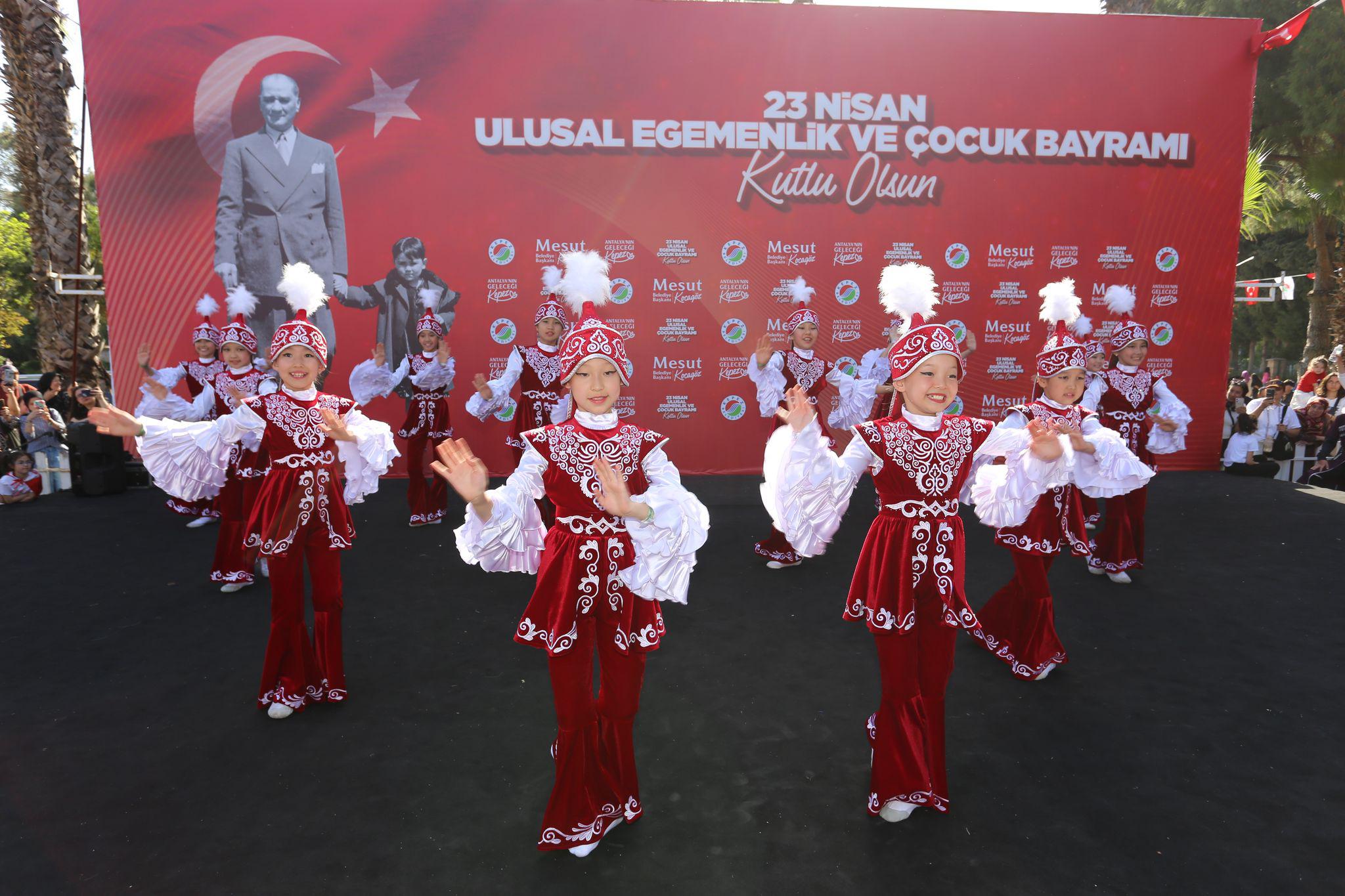 Kepez 23 Nisanda Dunya Cocuklariyla Renklendi 2