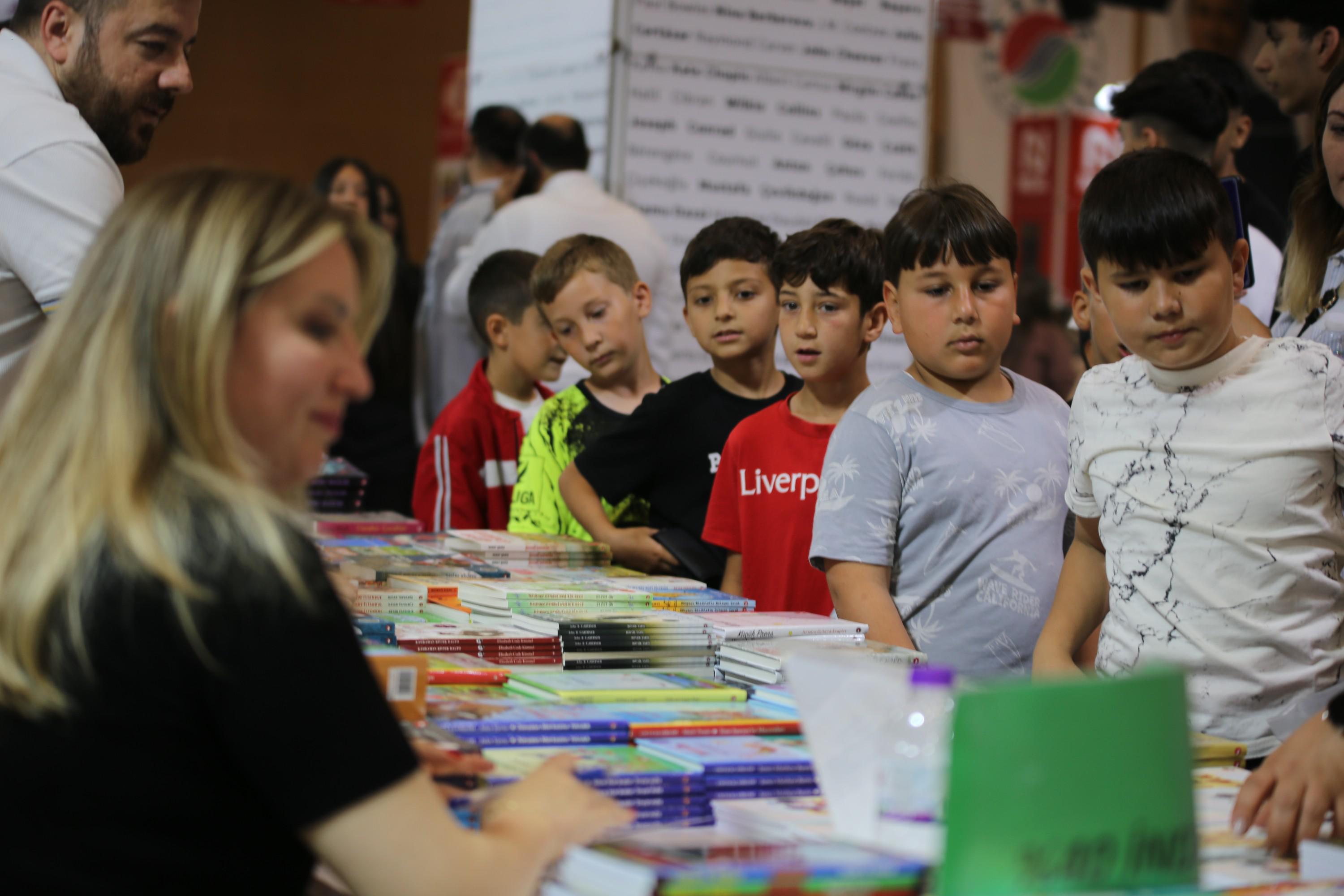 Kitapseverlerden Kepez Kitap Fuarina Yogun Ilgi 6