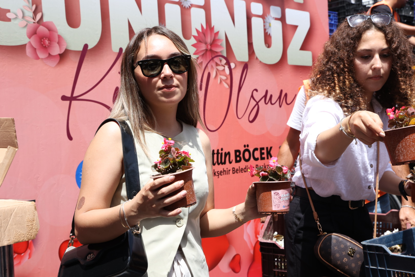 Büyükşehir’den Annelere 25 Bin Çiçek (1)