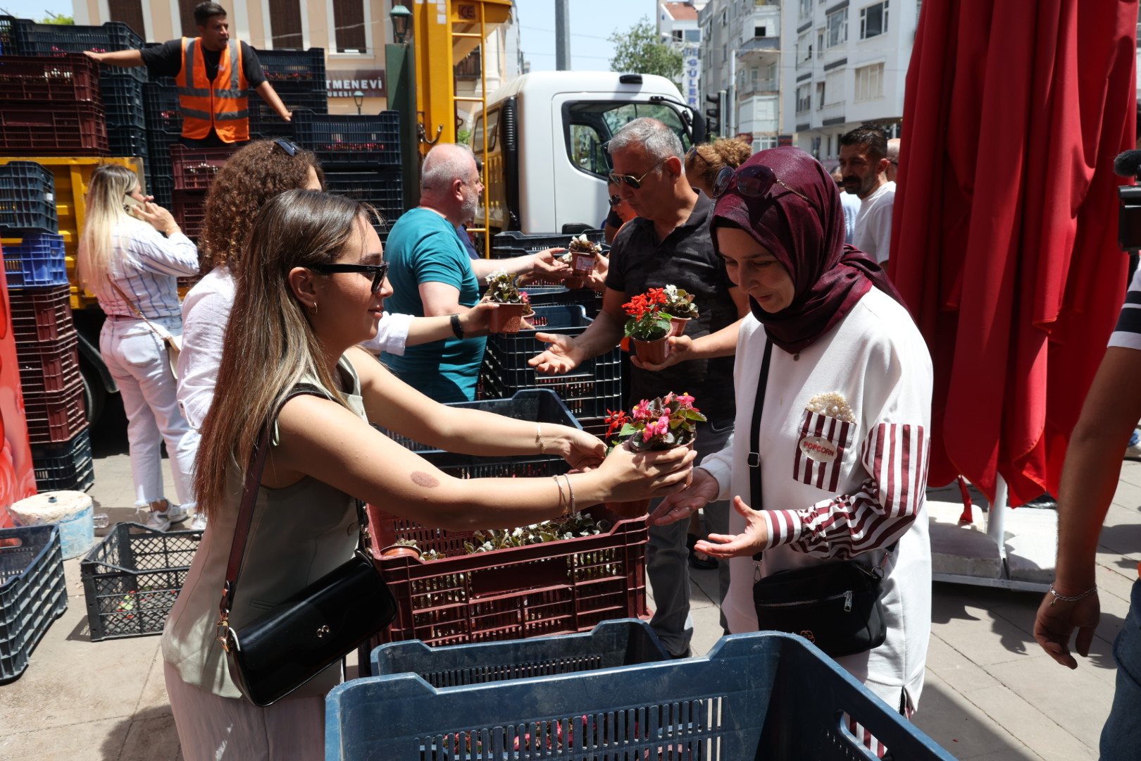 Büyükşehir’den Annelere 25 Bin Çiçek (4)