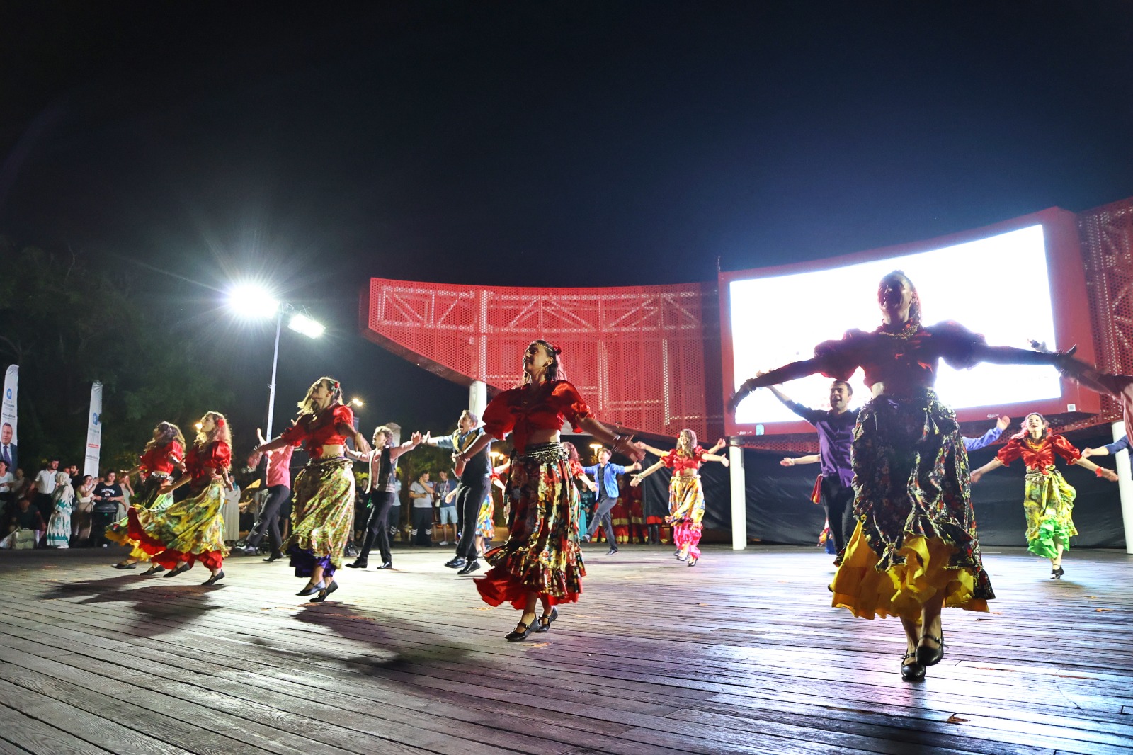 Büyükşehir Belediyesi Halk Dans Festivali Düzenledi (6)