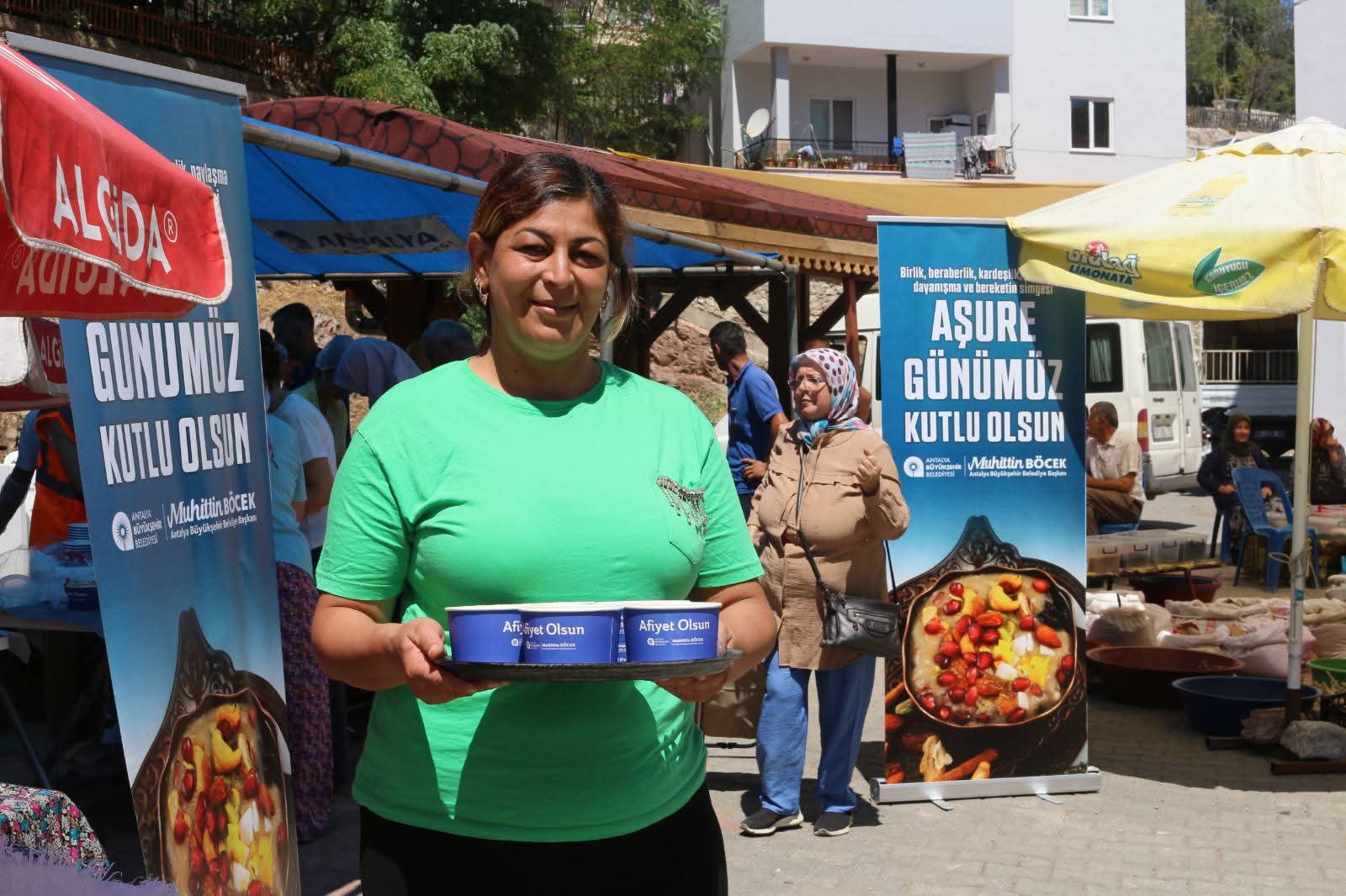 Antalya Büyükşehir Belediyesi’nin Geleneksel Aşure Ikramları Devam Ediyor (3)