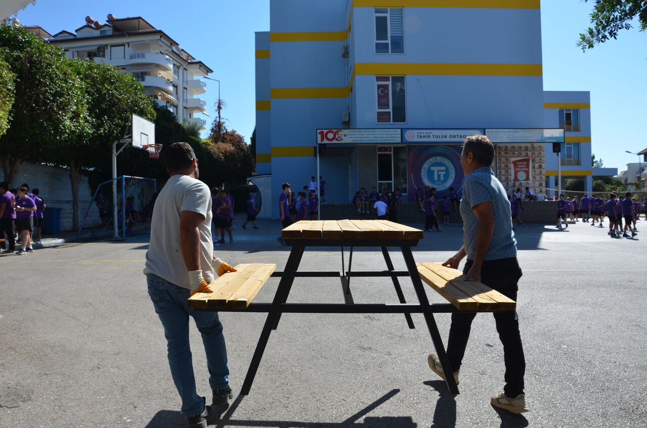 Alanya Bank Ve Pi̇kni̇k Masasi (1)