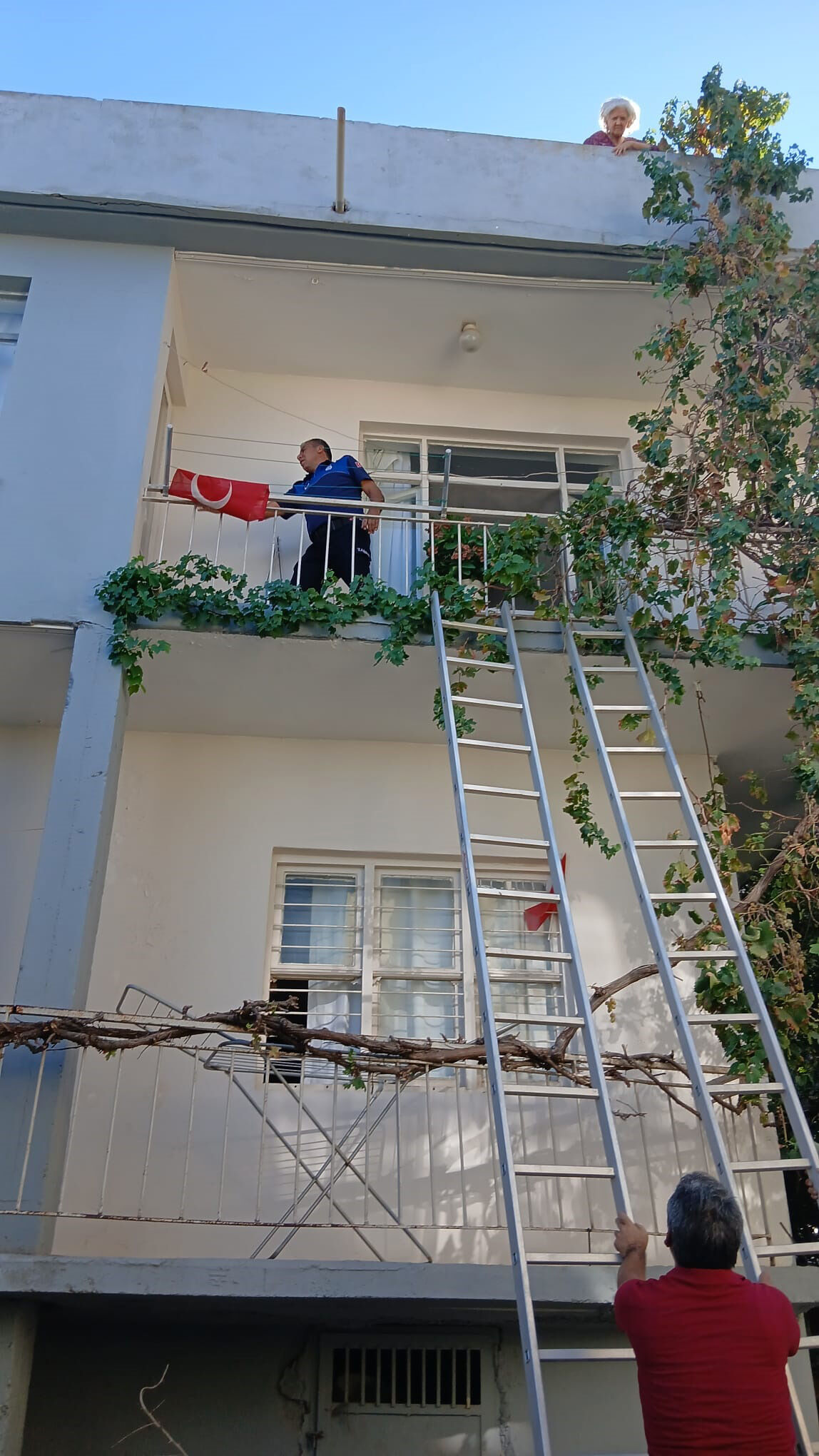 Anahtarini Unutan Kadinin Yardimina Zabi 925734 274999 (1)