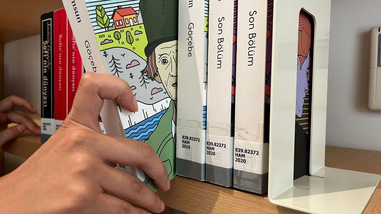 Antalya Kutuphanesi Kitap Kulubu Okurlari Bulusturuyor 8