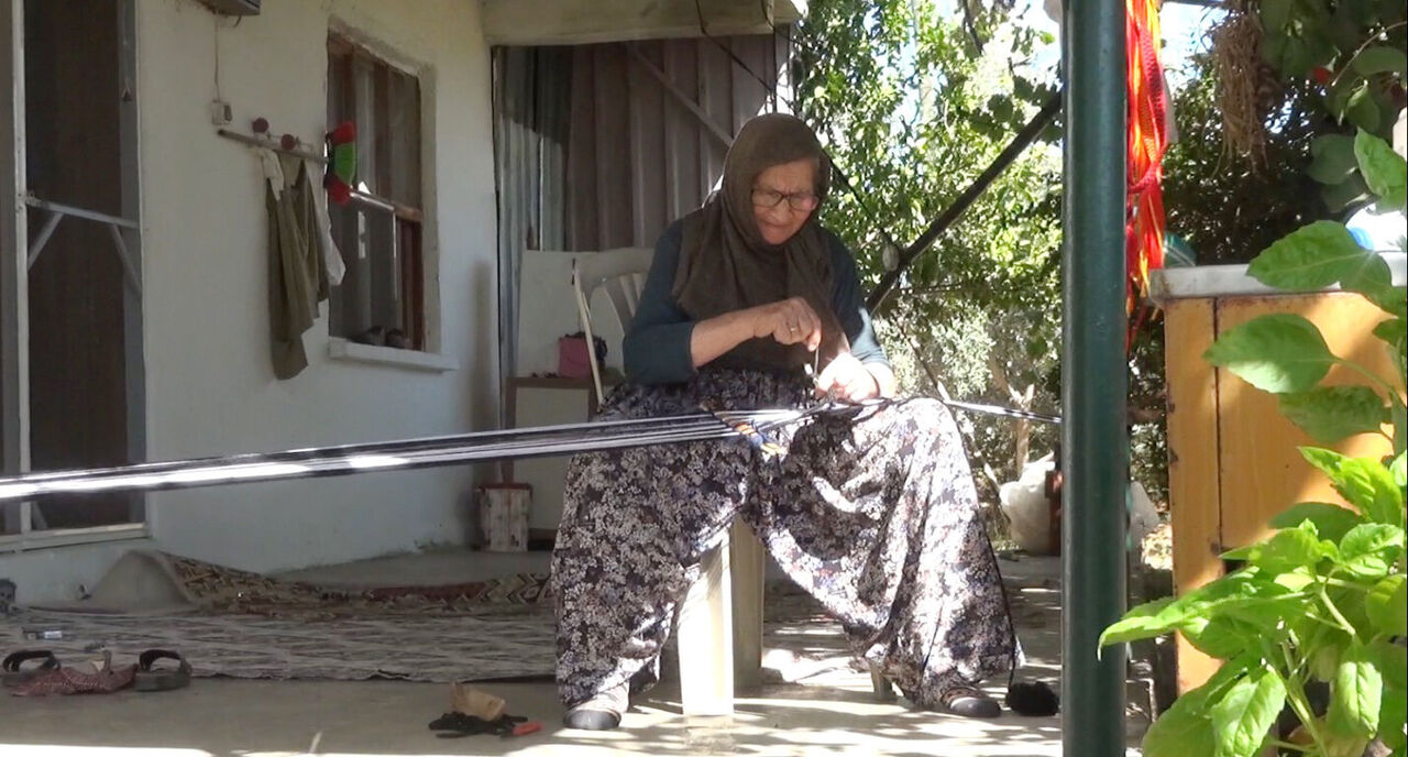 E L I F T E Y Z E K O L A N K U L T U R U N U Y A S A T I Y O R 929395 276040