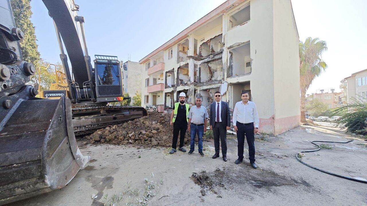 E S K I A D L I Y E L O J M A N I Y I K I L D I 933025 277123