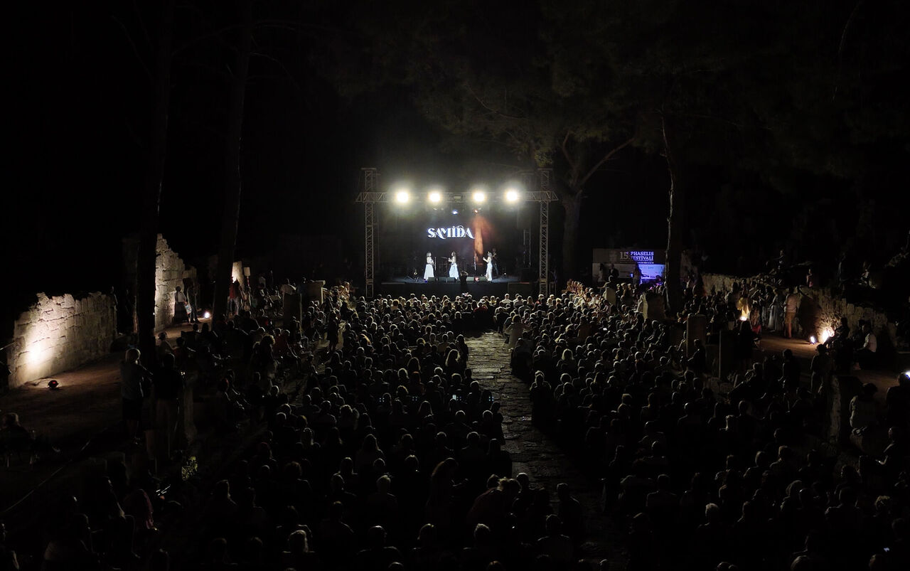 P H A S E L I S F E S T I V A L I N D E S A M I D A K O N S E R I 931306 276626