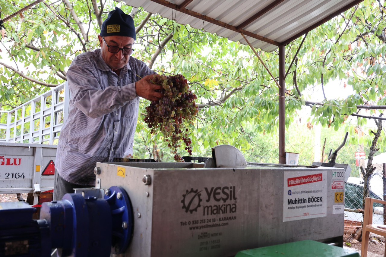 Büyükşehir 23 Üzüm Sıkma Makinesi Ile Pekmez Üretimine İş Gücü Desteği Veriyor (2)