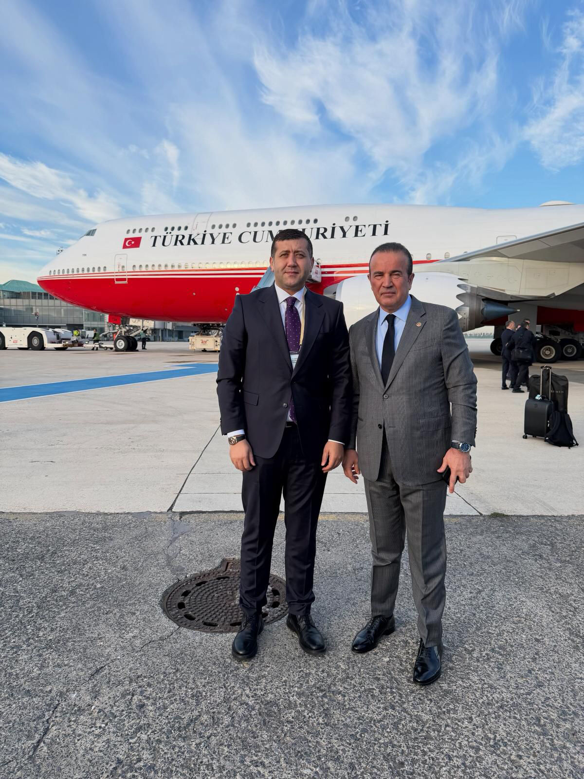 C U M H U R B A S K A N I E R D O G A N I N K O R F E Z T U R U N D A 978832 290685