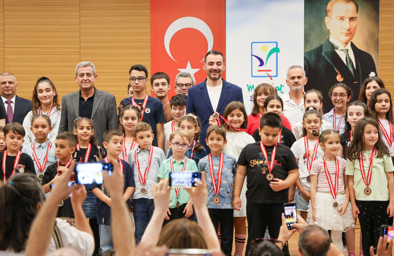 C U M H U R I Y E T B A Y R A M I S A T R A N C T U R N U V A S I D U Z 983976 292105