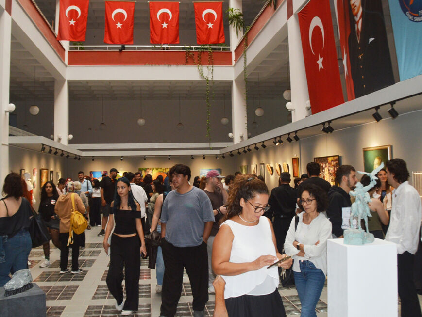 C U M H U R I Y E T I N R E N K L E R I S E R G I S I 986609 292895