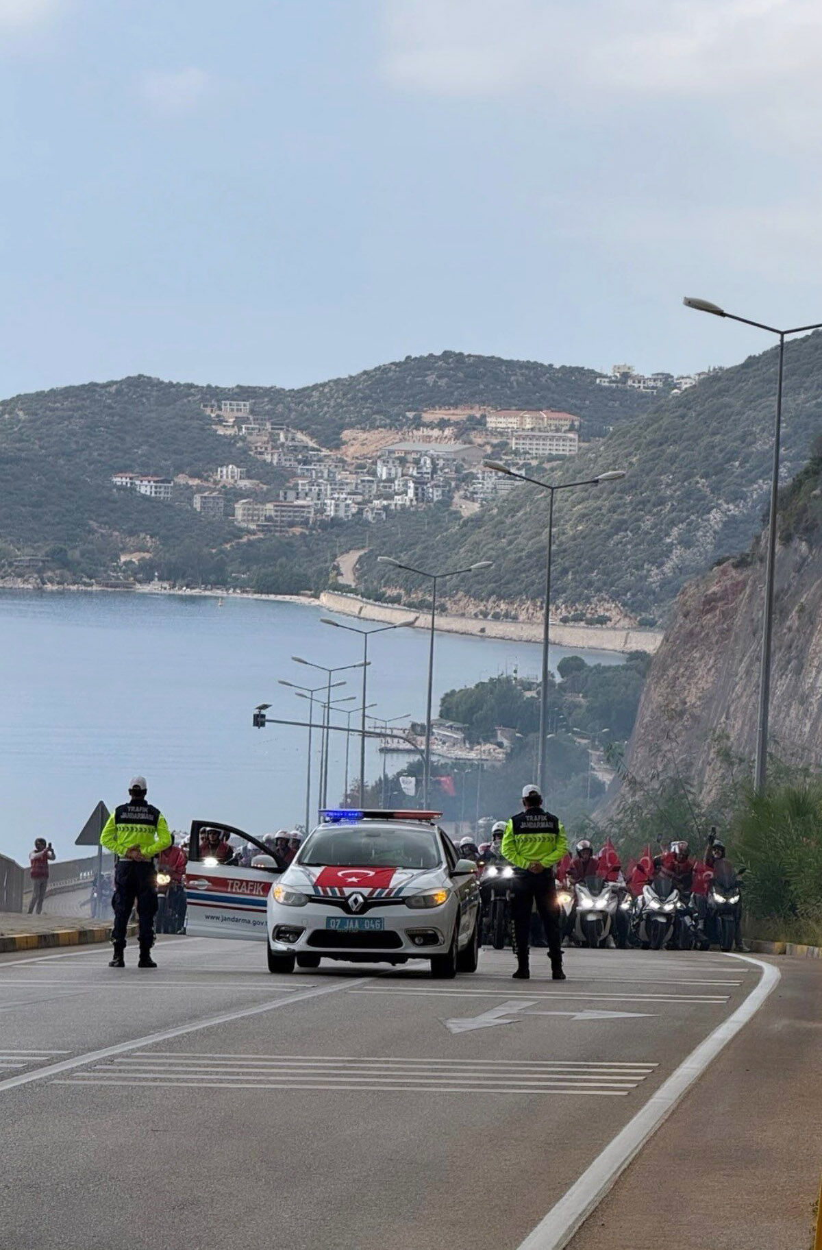 C U M H U R I Y E T Y O L U N D A K A S K I M L A G U V E N L I S U R 987151 293040