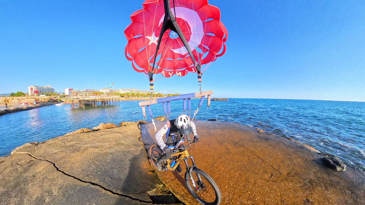 D E N I Z P A R A S U T U N E B A G L A D I G I B I S I K L E T I Y L E 990795 293971