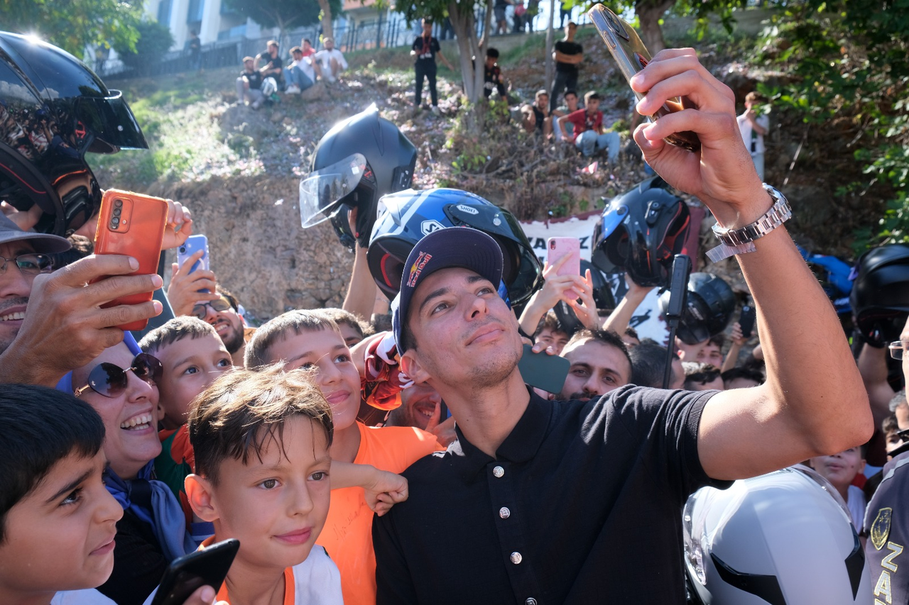 D U N Y A S A M P I Y O N U T O P R A K R A Z G A T L I O G L U N A C 982903 291828