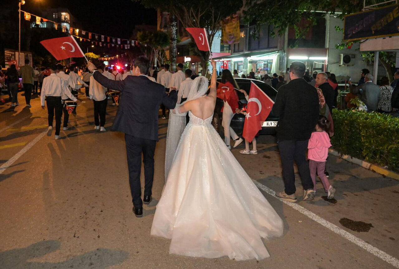 G E L I N L I K V E D A M A T L I K L A C U M H U R I Y E T K U T L A M 989767 293688