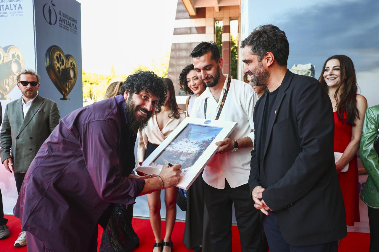 K E S I L M I S B I R A G A C G I B I V E N O I R F I L M L 991057 294042