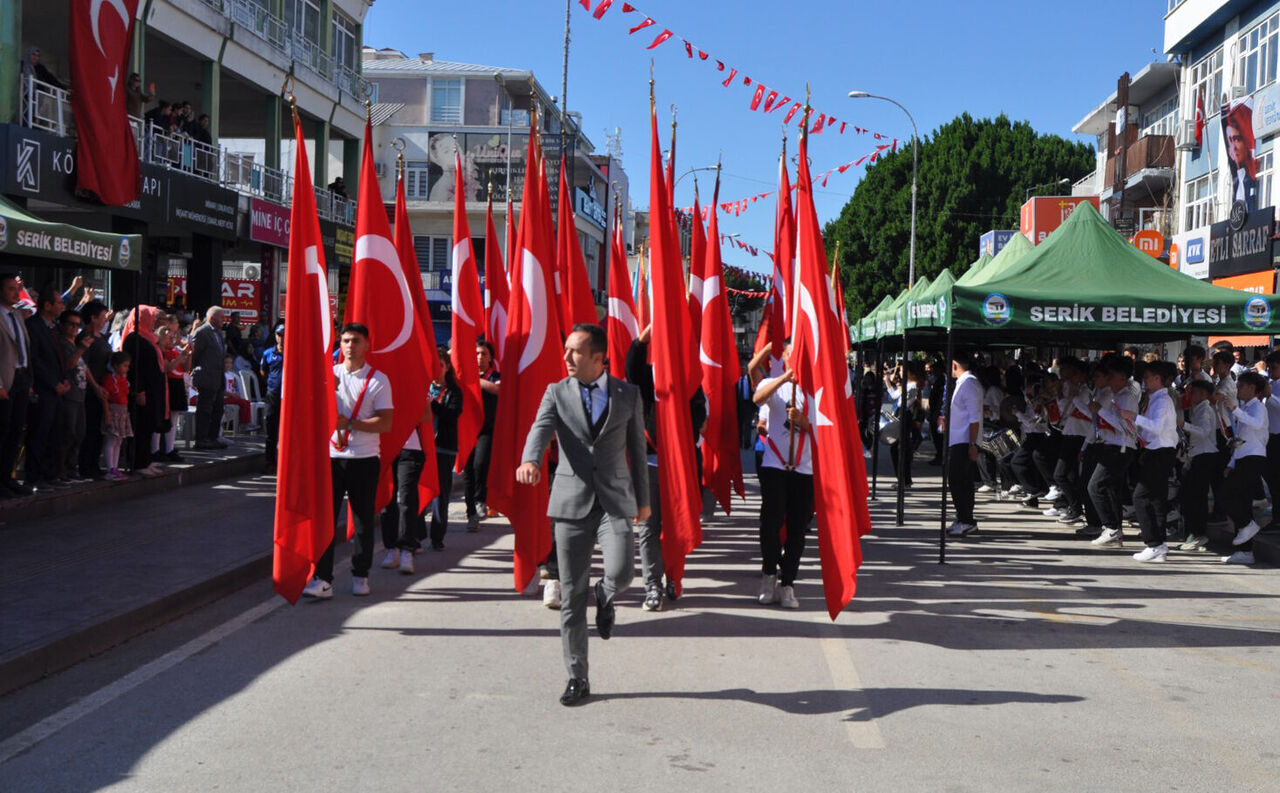 S E R I K T E C O S K U L U C U M H U R I Y E T K U T L A M A S I 988814 293471