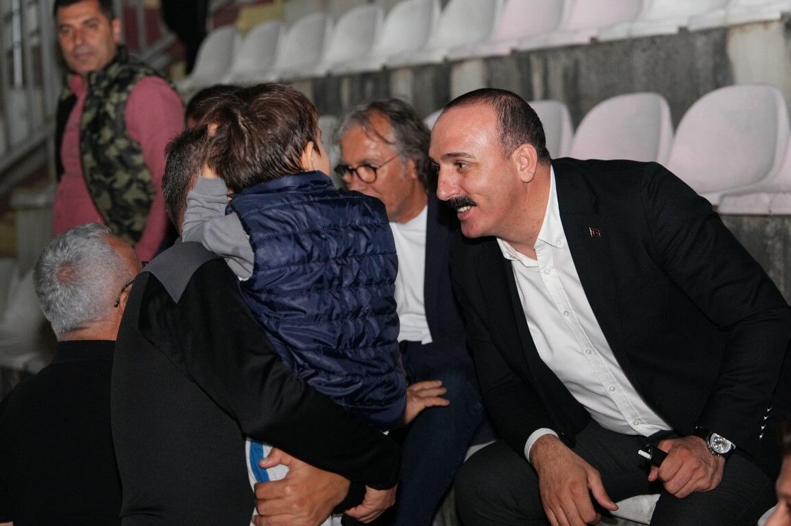 Şampi̇yon Mahalleye Kupasini Başkan Kotan Verdi̇ (1)