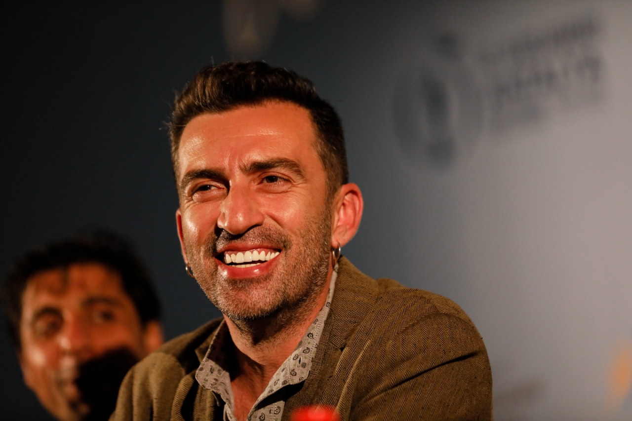 T I Y A T R O D A N B E Y A Z P E R D E Y E U Z A N A N B A R S E L O 983882 292076