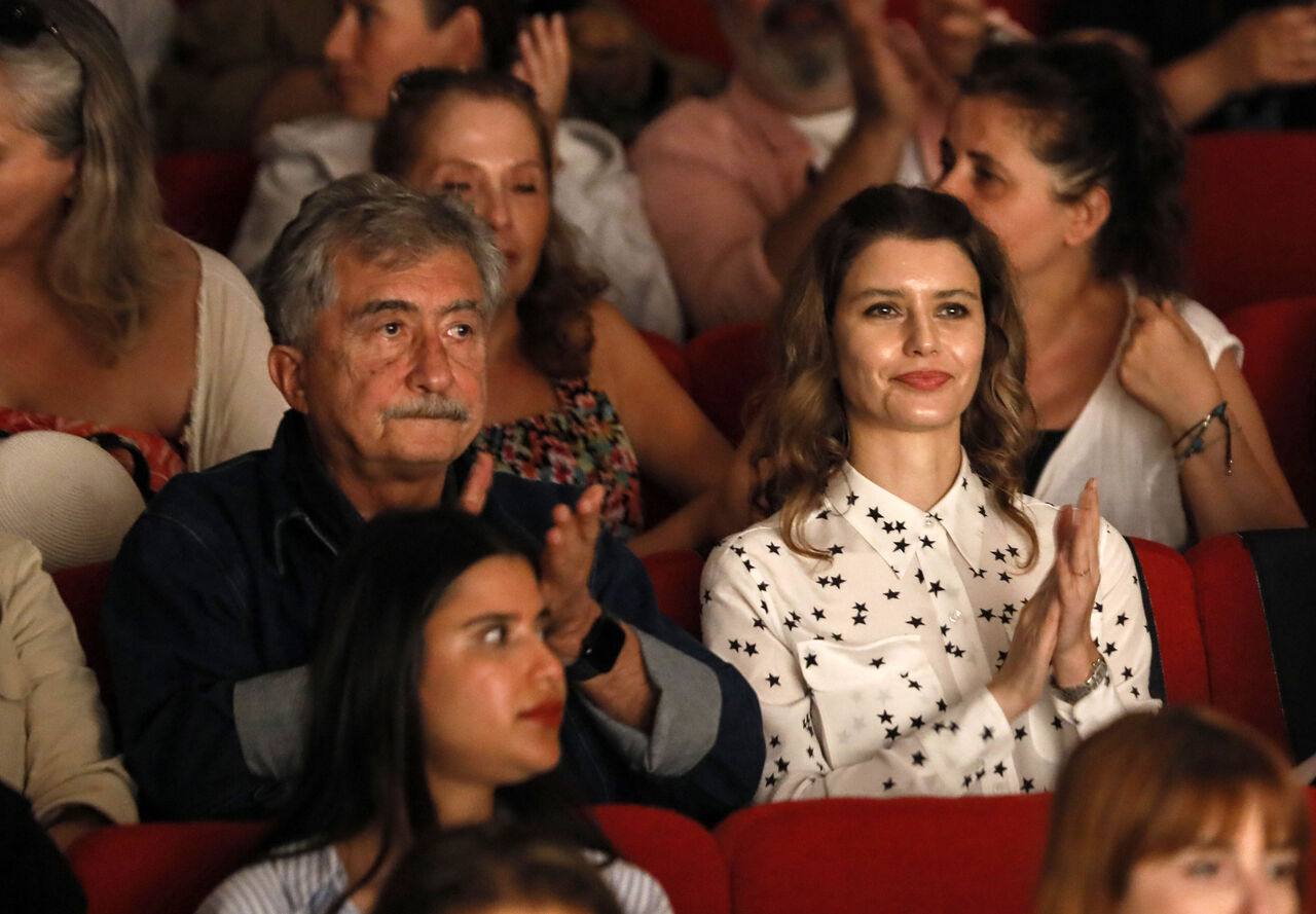 T I Y A T R O D A N B E Y A Z P E R D E Y E U Z A N A N B A R S E L O 983888 292076