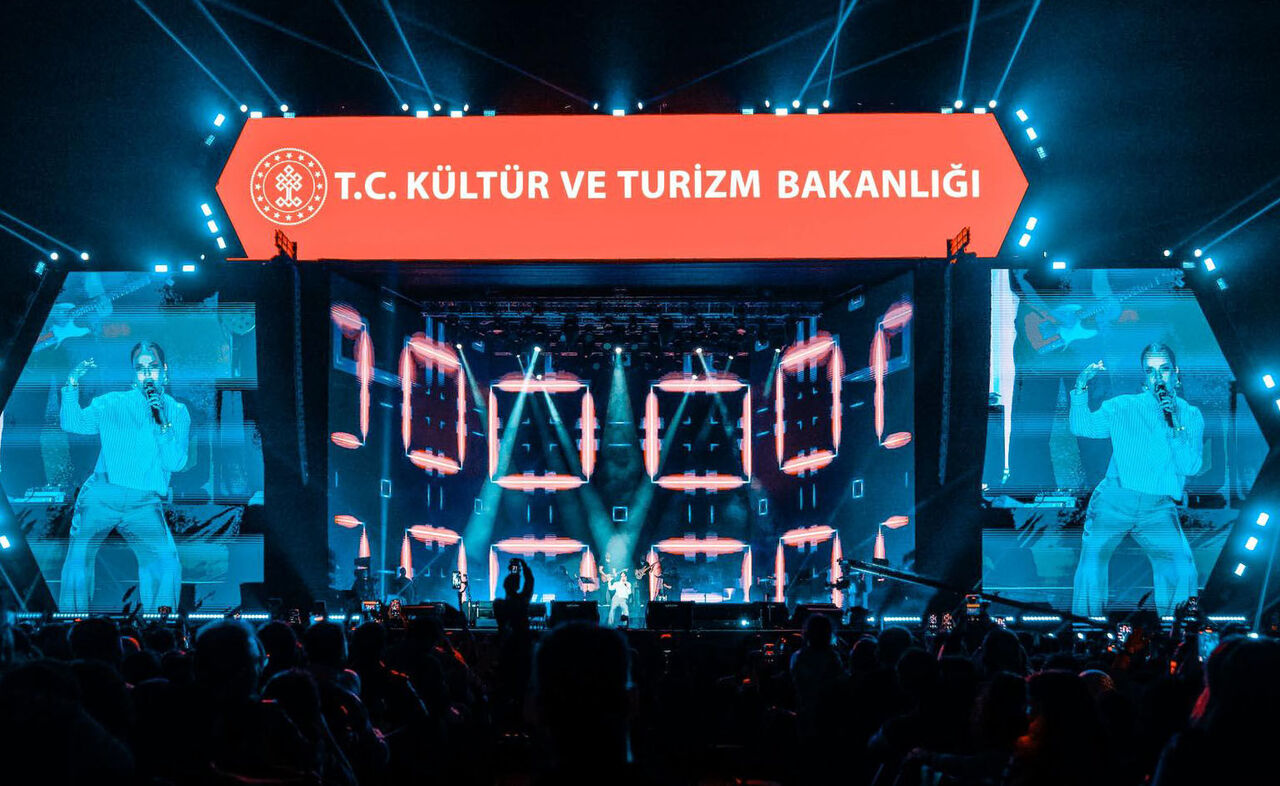 B E N G U D E N F E S T I V A L E E N E R J I K B A S L A N G I C 995240 295248