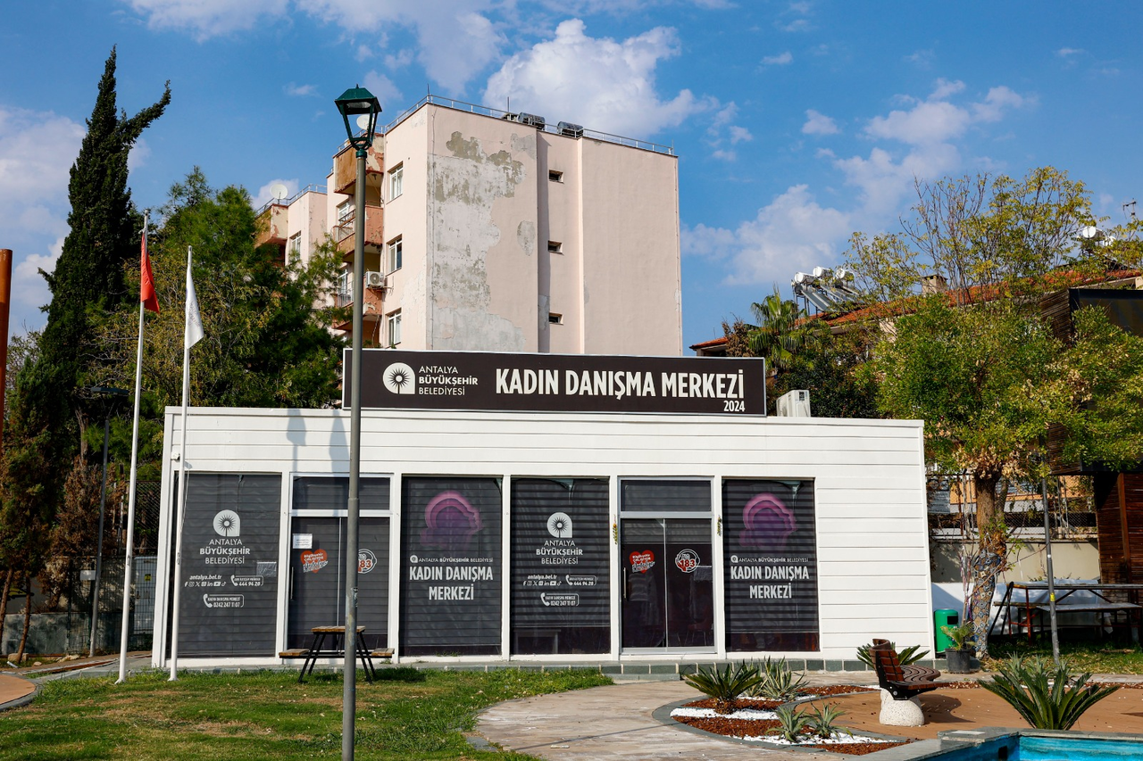 K A D I N D A N I S M A M E R K E Z I N D E I S A R E T D I L I E G 1012011 300226