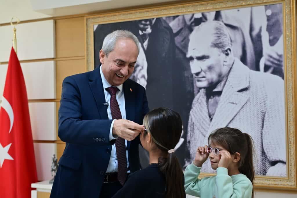 Kepez Belediyesi Okullarda Goz Sagligi Taramasi Yapti 100 Cocuga Ucretsiz Gozluk 4