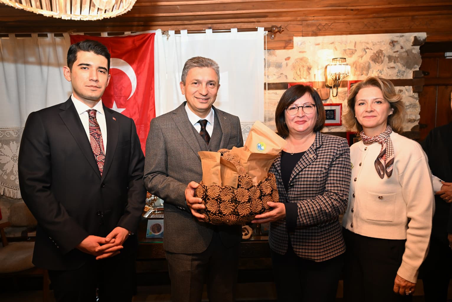 A K S E K I’ N I N Y E R E L L E Z Z E T L E R I N E C O G R A F I T E 1049720 311528