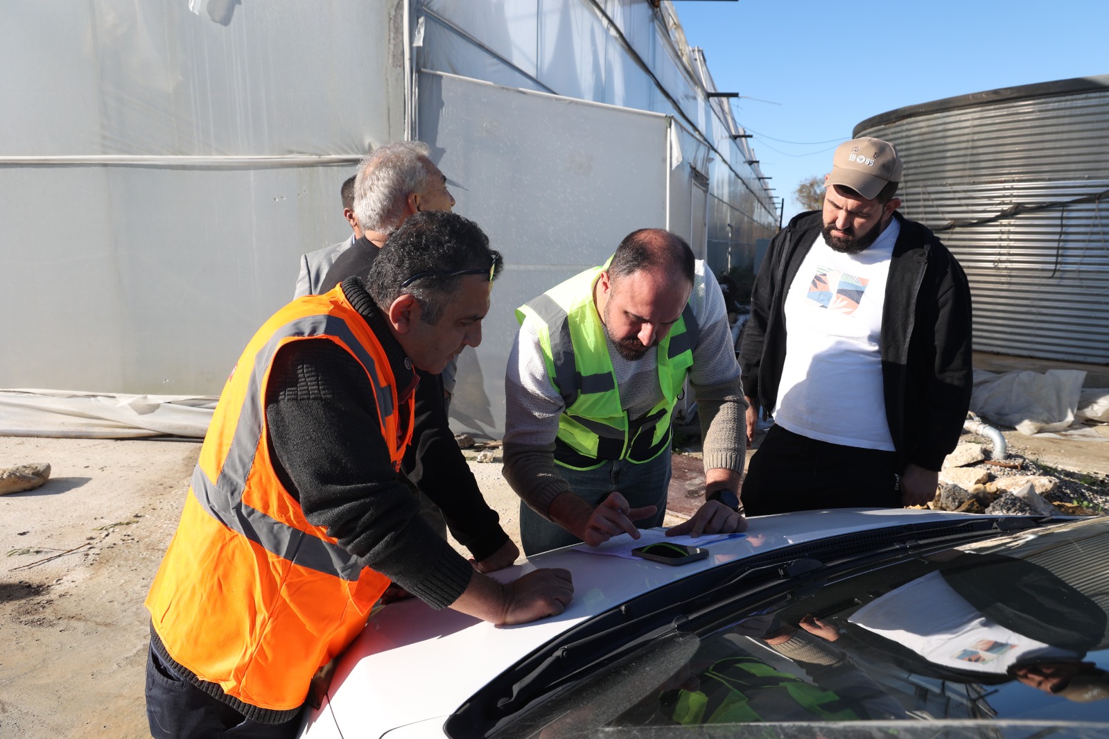 Büyükşehir Belediyesi Seraları Zarar Gören Çiftçinin Yanında (2)